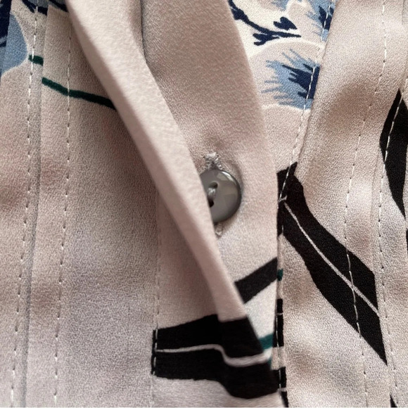 Ann Taylor Factory Floral Short-Sleeve Flowy Blouse Size XS - Picture 6 of 11